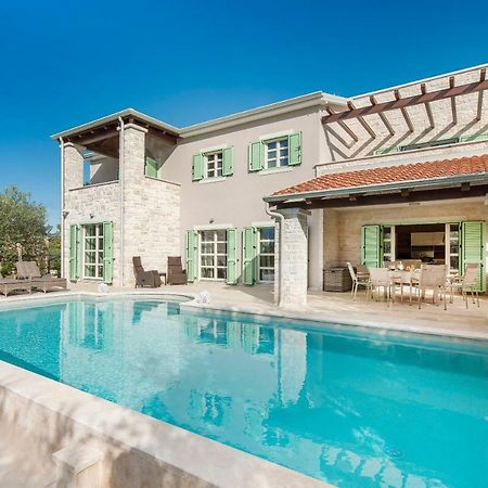Design And Luxury Villa With Pool Kukci Buitenkant foto