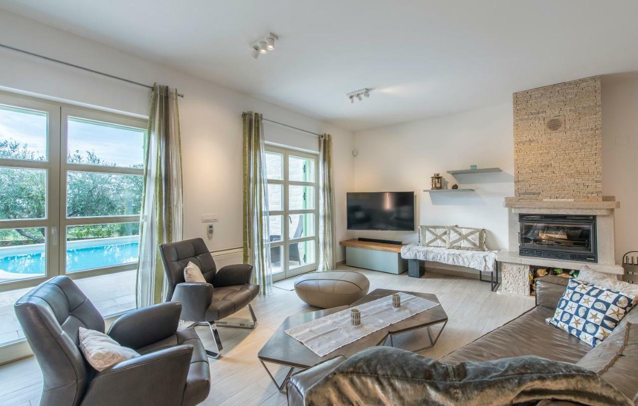 Design And Luxury Villa With Pool Kukci Buitenkant foto