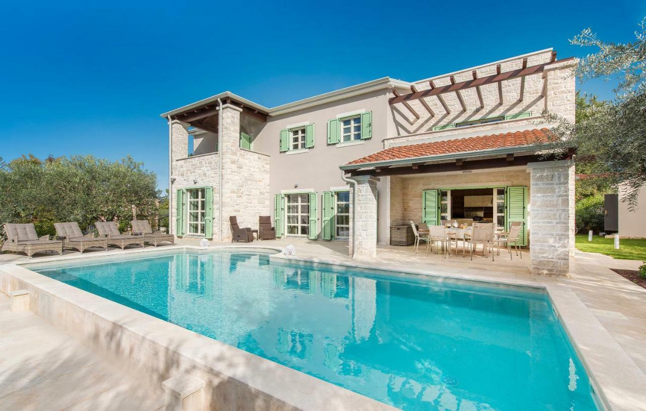 Design And Luxury Villa With Pool Kukci Buitenkant foto